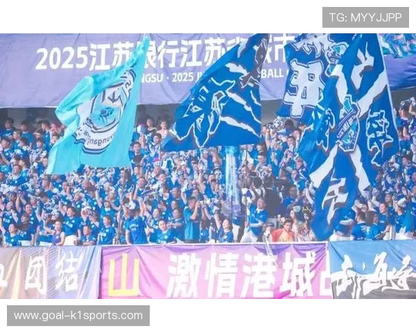 足球球星与球迷之间的深厚情谊如何展现球场内外的互动与激情